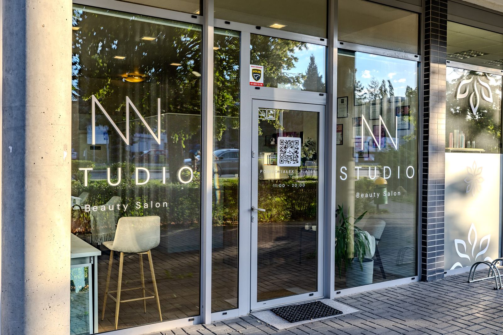 Drzwi wejściowe i witryna salonu NN Studio Beauty Salon w Poznaniu