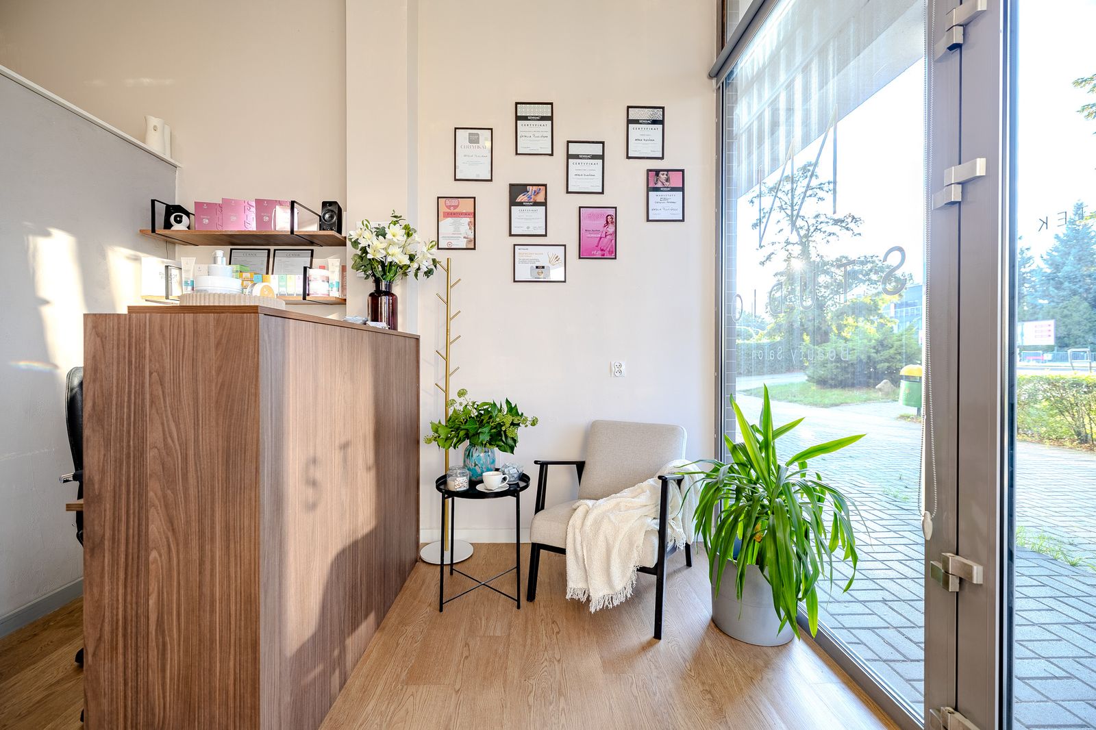 Recepcja z półkami kosmetyków w salonie NN Studio w Poznaniu
