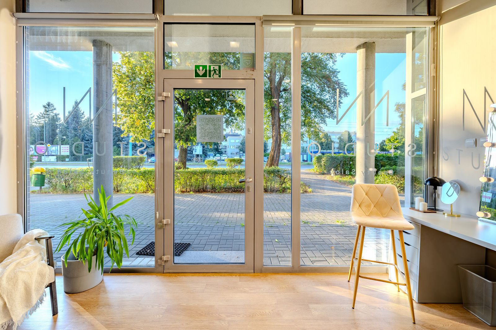 Przeszklone wejście do salonu NN Studio Beauty Salon od wewnątrz